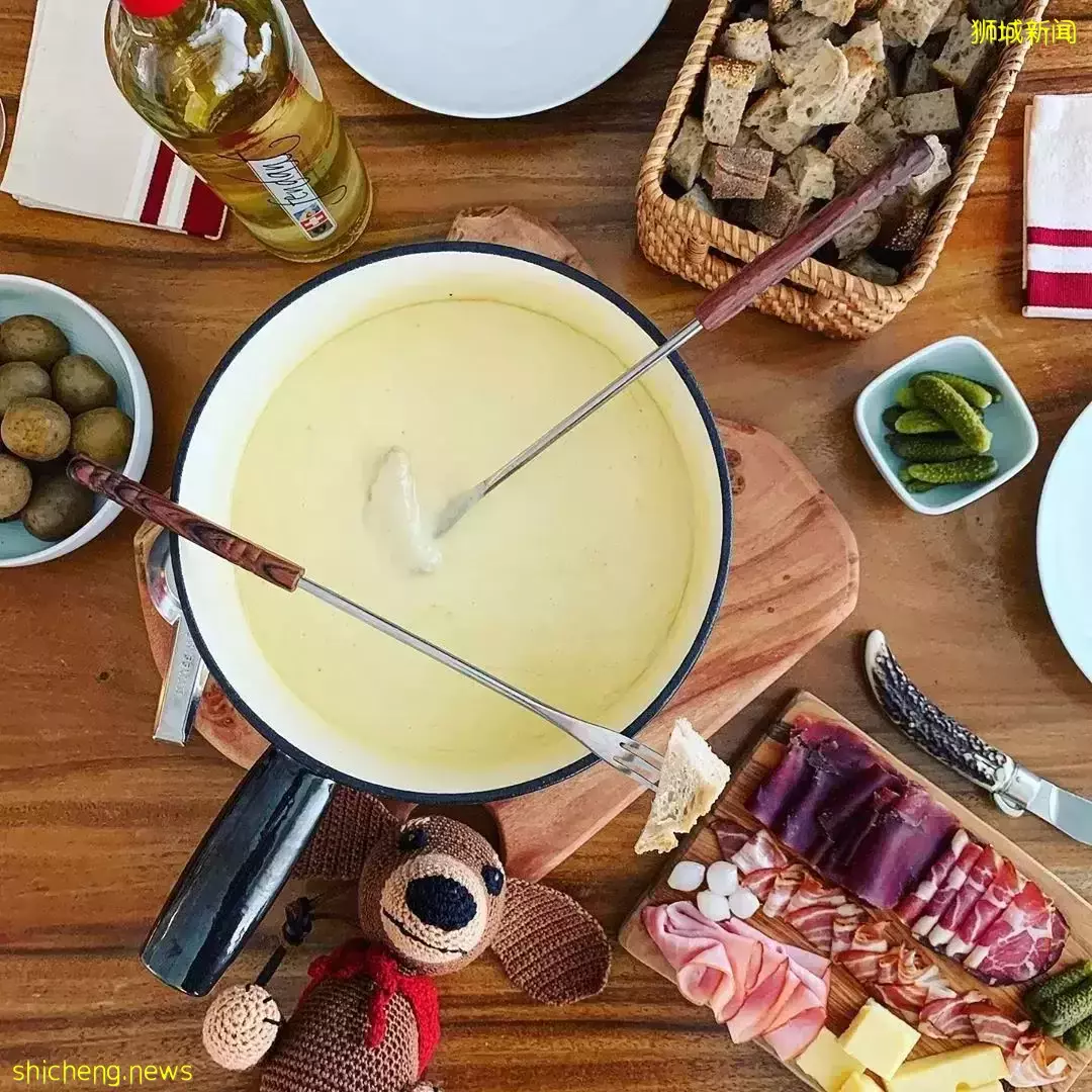 新加坡也能吃到会拉丝的瑞士芝士火锅啦！配上红酒和火腿，超满足