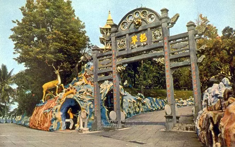 花了200多新幣，我在新加坡的“地獄”門口住了一晚