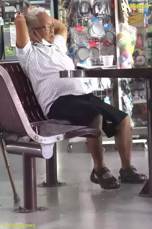 中风老翁过马路花半小时 路人伸援手司机停车等