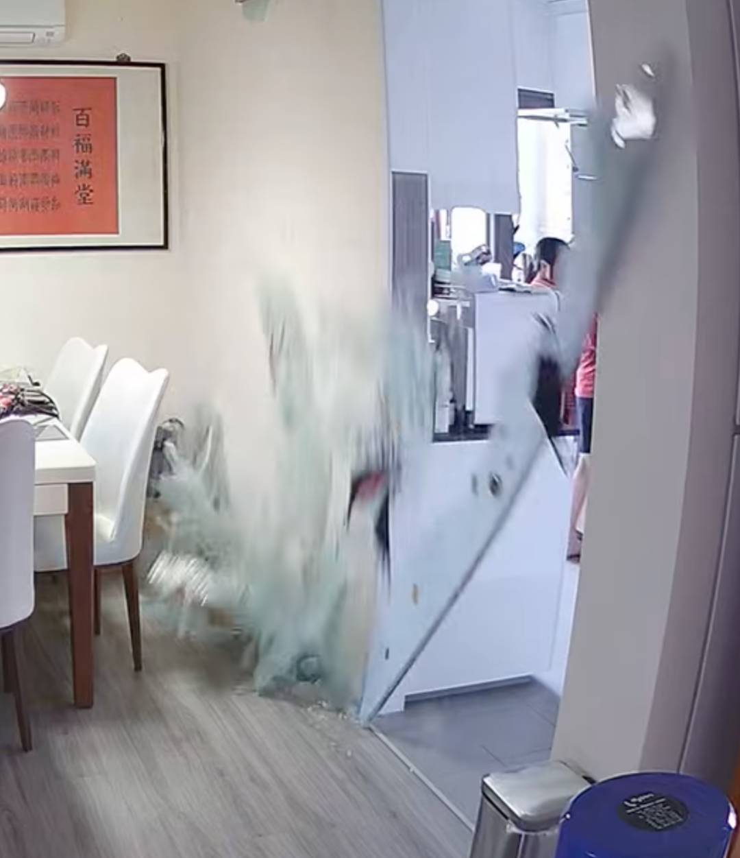 家里的玻璃门突然自爆!天气太热,新加坡用这个东西要小心