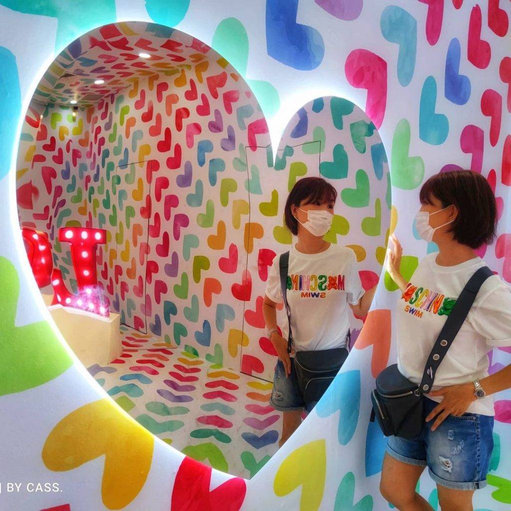 Suntec City彩色打卡空間限時登場📷鮮活色彩的愛心牆、LOVE立體燈飾,浪漫藏不住啦😘