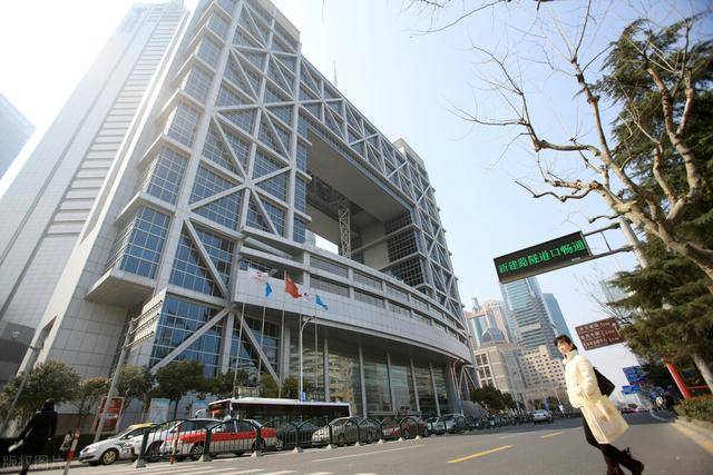 千禧年新加坡經濟實力碾壓上海，20年過去了，現在誰更勝一籌