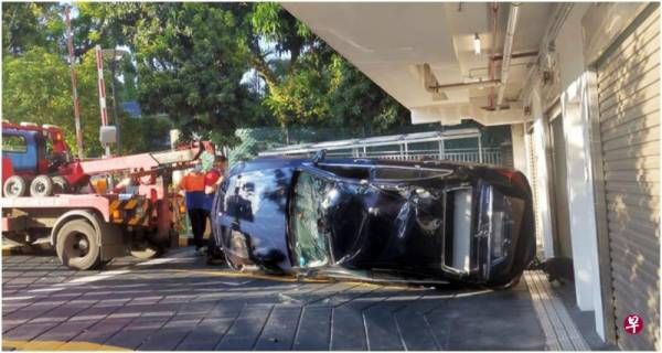 马赛地撞泊车场卷门侧翻 司机头部受伤昏迷