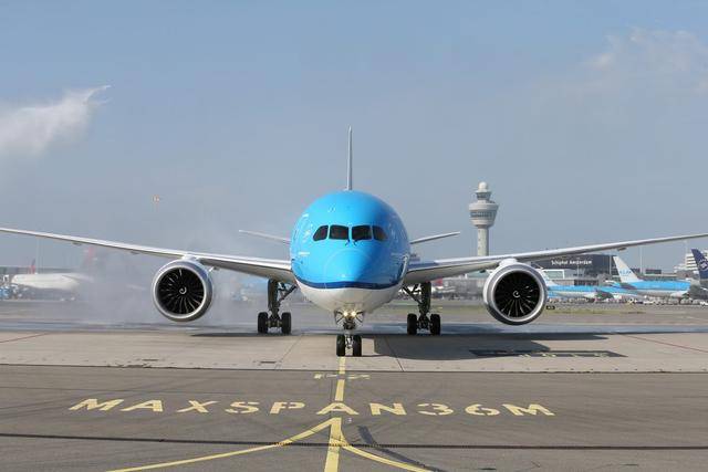 荷航空乘违规离开酒店房间，在新加坡被拘留了一个多月 