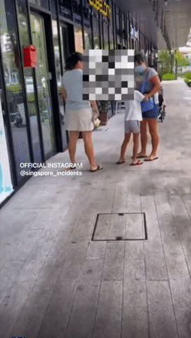 曝光!新加坡这个诊所员工猛踹婴儿车,飞出2米!网友竟力挺