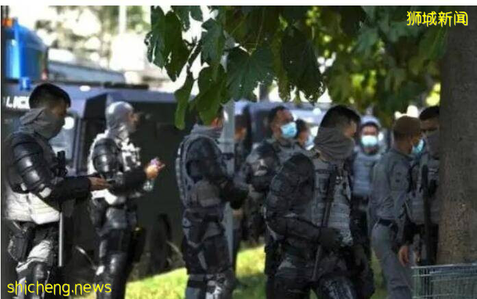 新加坡镇暴警察围堵客工宿舍!官方回复:客工有攻击性行为