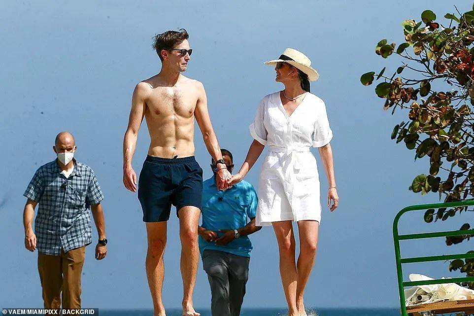 特朗普的女兒女婿度假時,被狗仔拍到在讀《李光耀傳記》