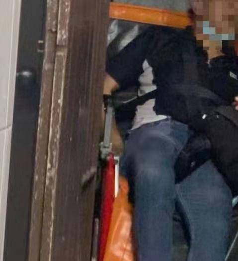 新加坡有这么乱吗?18岁男孩在外吃饭无缘无故就被酒瓶刺伤