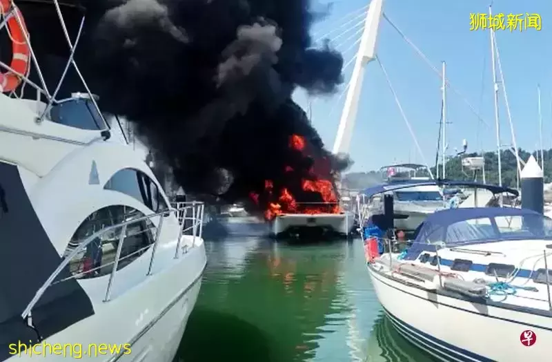停泊吉宝湾游艇失火 船身近乎烧毁无人受伤