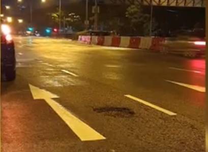 新加坡破爛道路遭吐槽，網友調侃：能打高爾夫、玩打地鼠、坐過山車