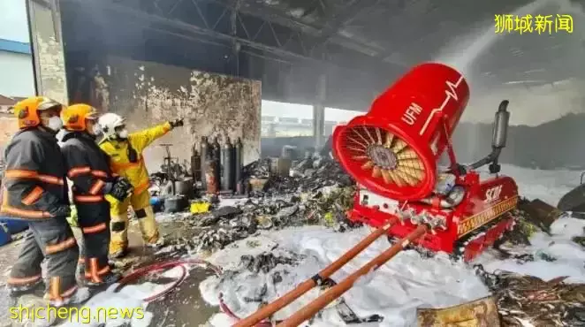 新加坡一处仓库昨早突发大火所幸没有人员受伤