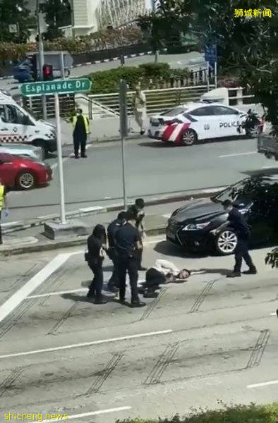 恶男当街顽斗6警 遭电击枪击中 还能发难