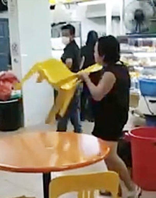 阿嫂亮双刀 咖啡店报警