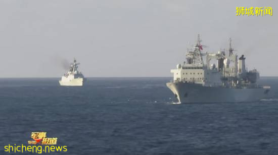 中国、新加坡海军舰艇编队举行海上联合演习，现场画面曝光