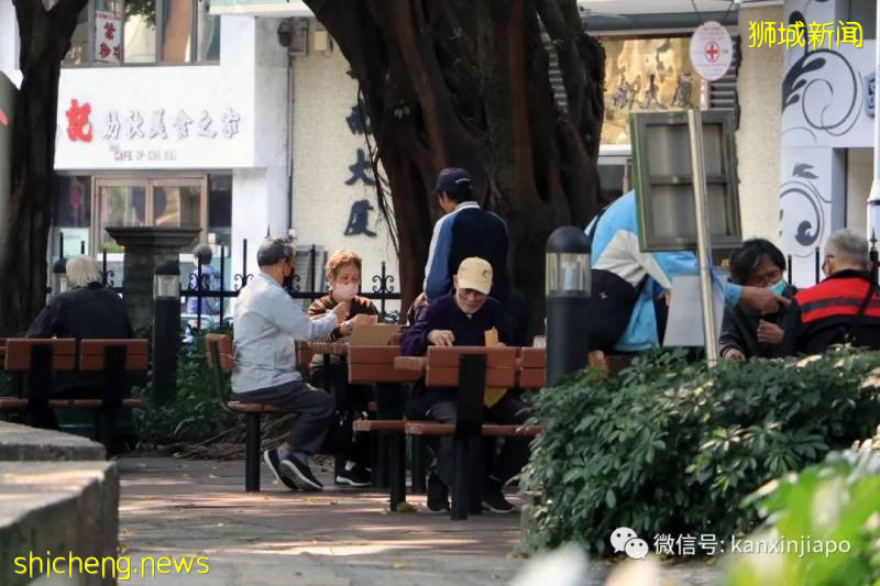 雙標?爲啥在新加坡能乘搭擁擠地鐵不能聚會!