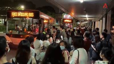 實拍！新加坡地鐵線大崩潰！人擠人，黑暗中被鎖車廂三小時