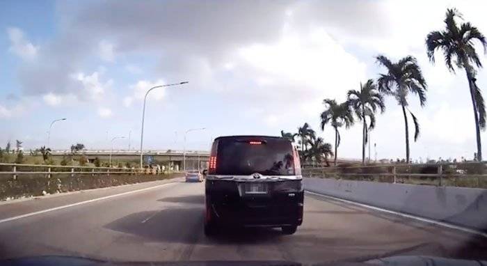 前方紧急刹车 造假车祸?女司机报警