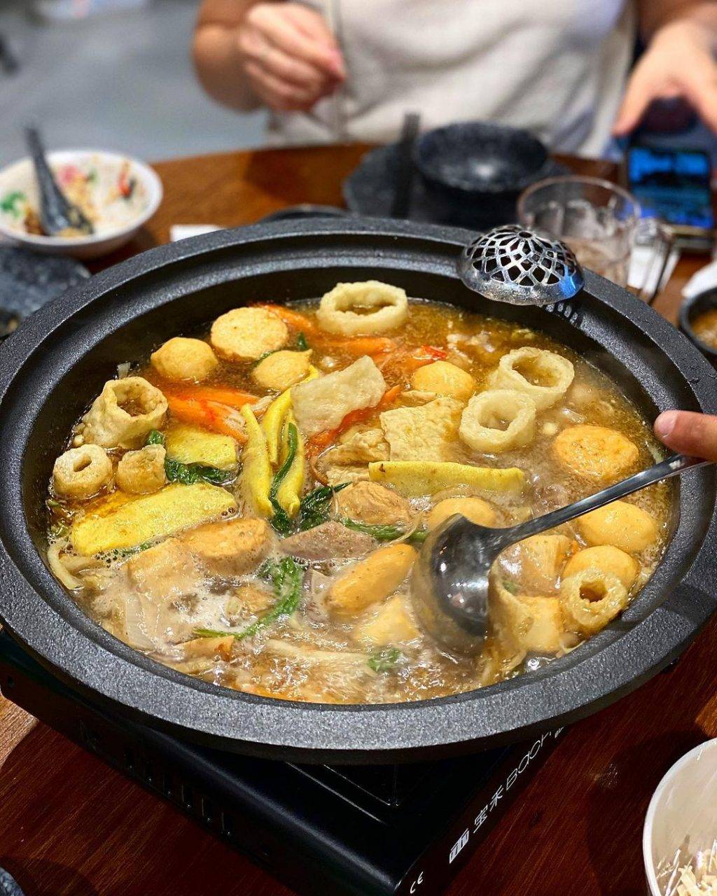 “肥媽石頭火鍋”先炒香再熬湯‼鍋底越涮越香🤤置身台灣夜市街頭，彌補無法出國的遺憾✈