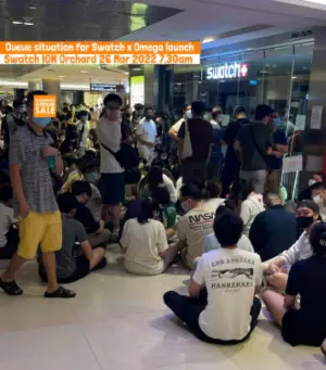 實拍!新加坡濱海灣金沙和烏節路人山人海,因爲它!有人暈倒、對警察喊:拿槍射我啊