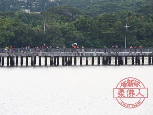 最近的距離遙遙相望 海峽短暫相聚 一家之主流下男兒淚