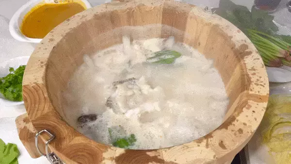 新加坡要开始流行用桶吃鱼了!?太飒了!(免费吃来了~)