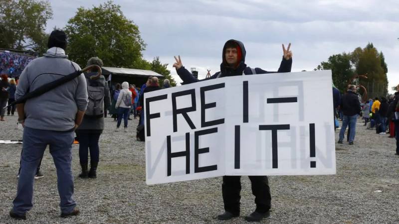 再次封城!德国、法国刚刚宣布!英国意大利一团乱!新加坡又危险了?