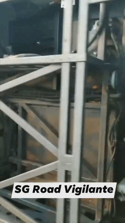 新加坡裕廊恐怖车祸！车头起火，十几个客工从翻车大巴中爬出