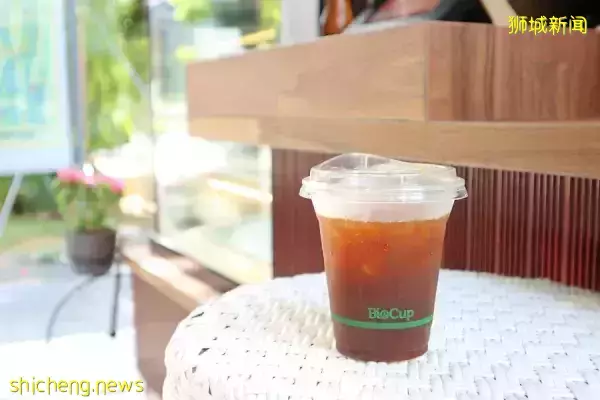 “今天,我在新加坡打卡了全亚洲最小咖啡馆!”