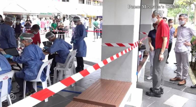 新加坡食阁、巴刹、咖啡店全面检测!李显龙总理也来了