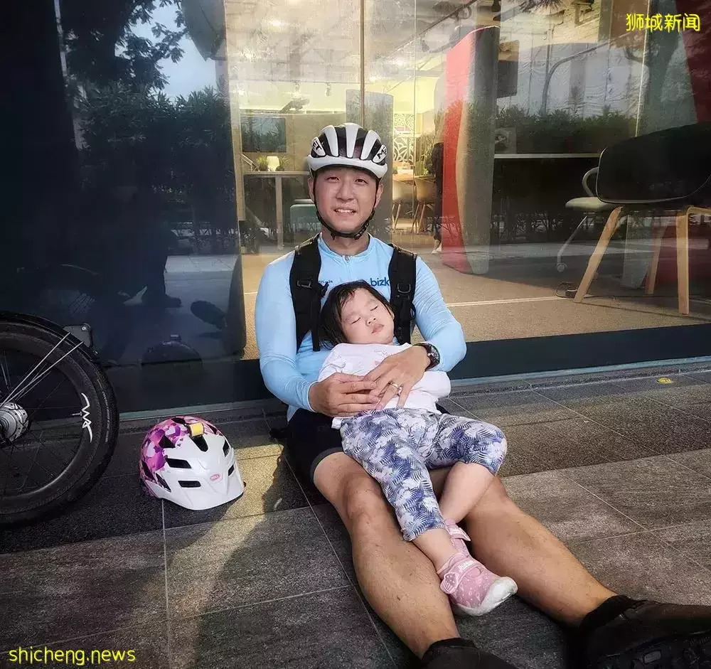 超级奶爸！带着2岁女儿骑行17小时166公里，环游新加坡