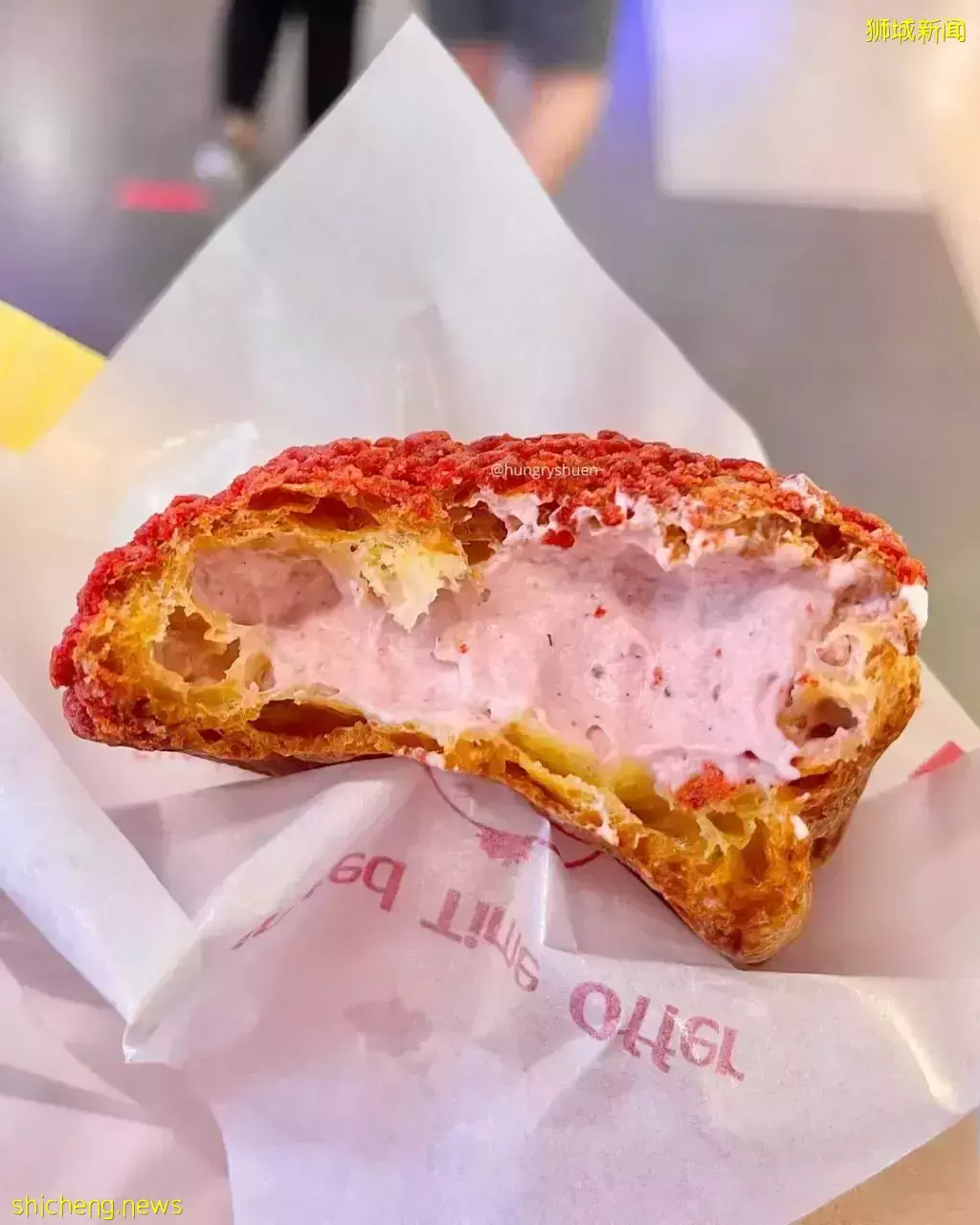 季节限定美食🤤 Beard Papa's草莓爆浆泡芙来了~ 一口下去奶油直接在嘴里炸开