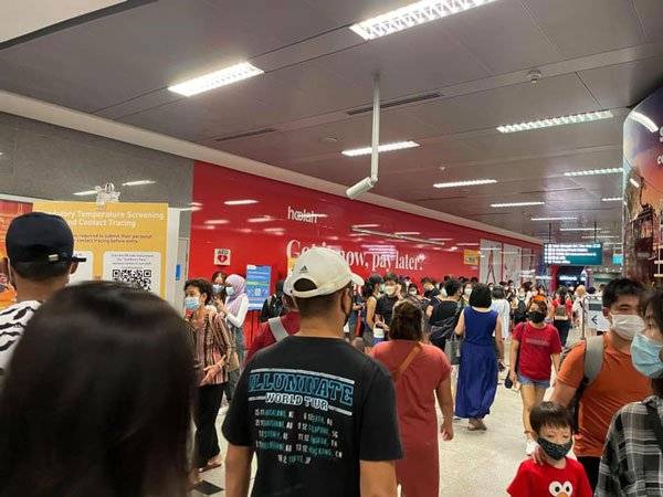 狮城商场人潮爆满 搞到暂时关闭