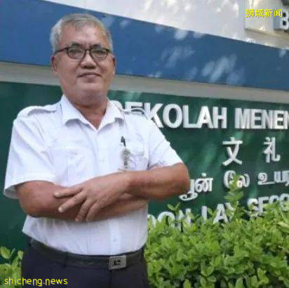 为学校69岁保安大叔点赞!雨中坚守岗位一夜爆红