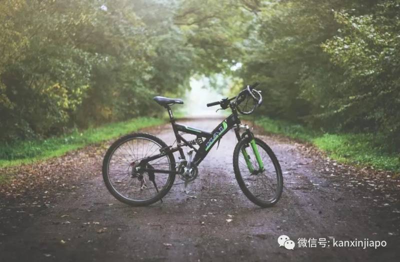 紅藍白色燈柱，這個新加坡理發店的傳統標志代表了什麽