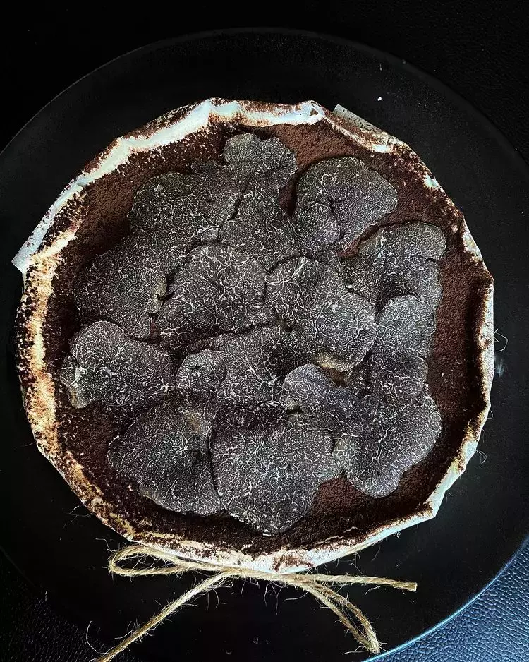 全岛首创的黑松露提拉米苏蛋糕!苦甜咖啡+百利甜酒+松露片,限量售卖🎁今年情人节必吃😍