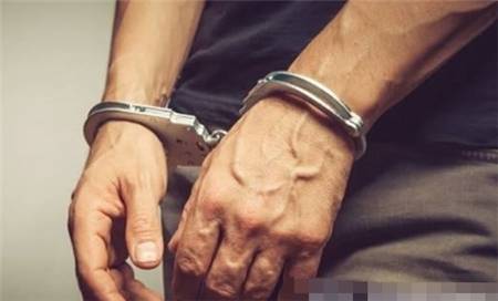 监控曝光!新加坡巴士坠落翻车这个人死里逃生,65岁司机被逮捕