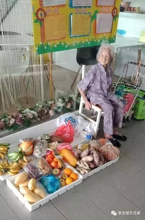 新加坡97岁老奶奶坚持每周三次摆摊，几乎无顾客购买