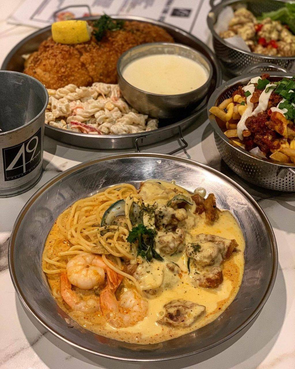 走入银色世界!乌节路平价网红西餐厅“49 seats”带你满墙银器打卡区🤩 便宜好吃又好拍