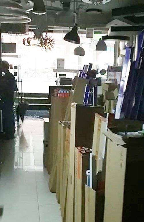 豪雨致店屋漏水 9萬貨物淋濕 生意受影響