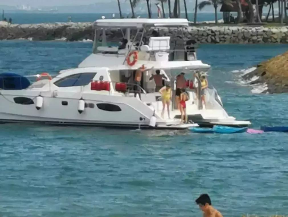 酷航空姐和洋人在飞机上大开派对？上身赤裸、不戴口罩还喝酒