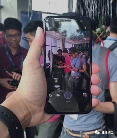 全球首创——可挤压的HTC手机要在新加坡推出啦~