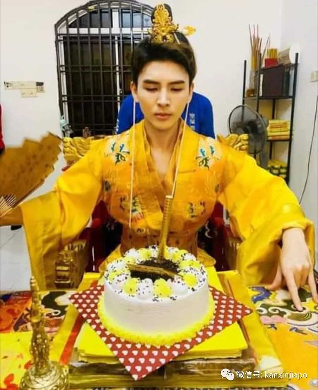 李佳琦来了?身穿金袍做乩童,烧金纸