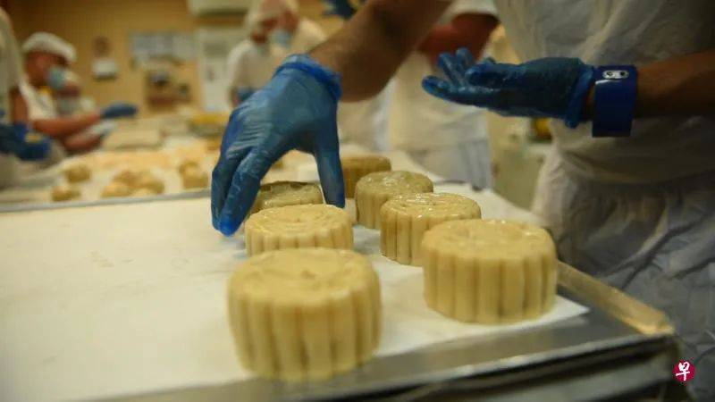 在新加坡月饼供不应求?监狱犯人帮忙制作!假名牌月饼出现