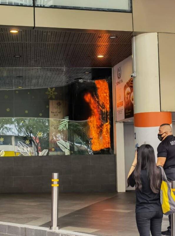 疑招牌电线短路 唐城坊名牌包店失火