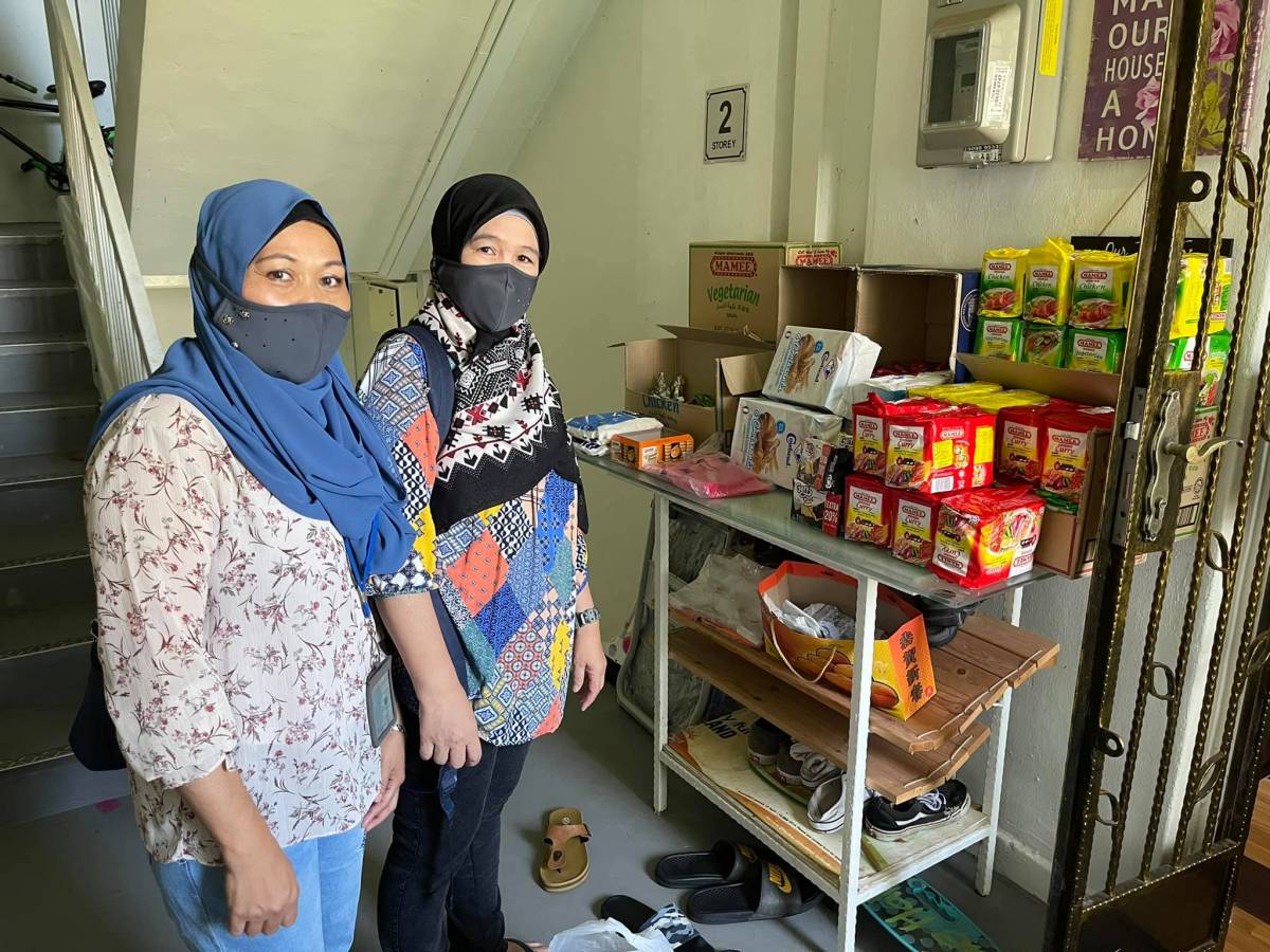 組屋驚現免費“迷你雜貨鋪”🆓 馬來同胞齋戒月期間做善事！門口擺放餅幹、飲料、大米等免費領取👏🏻