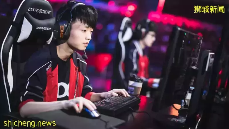 李显龙总理发声,挺中国防疫!上海的新加坡人晒冰箱,这些岛上阿姨曾囤出一个超市