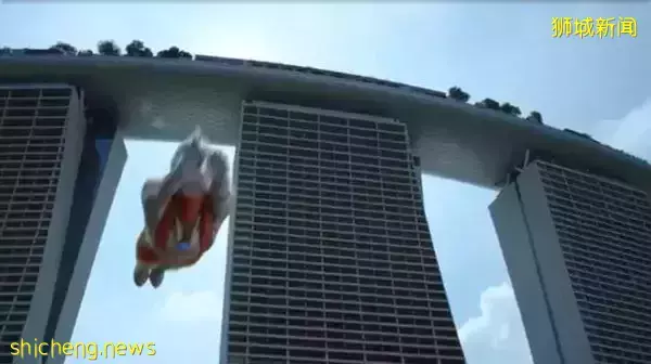 怪獸襲擊新國 鹹蛋超人打它 李顯龍：很放心 安全了