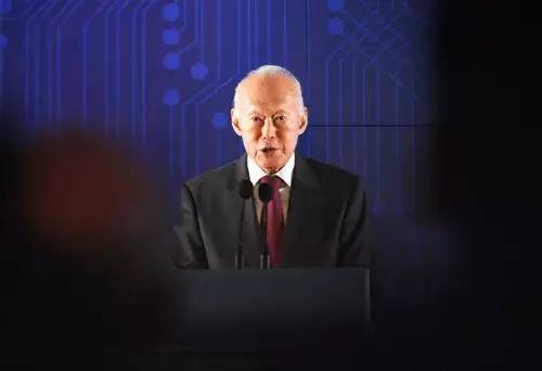 特朗普的女兒女婿度假時,被狗仔拍到在讀《李光耀傳記》