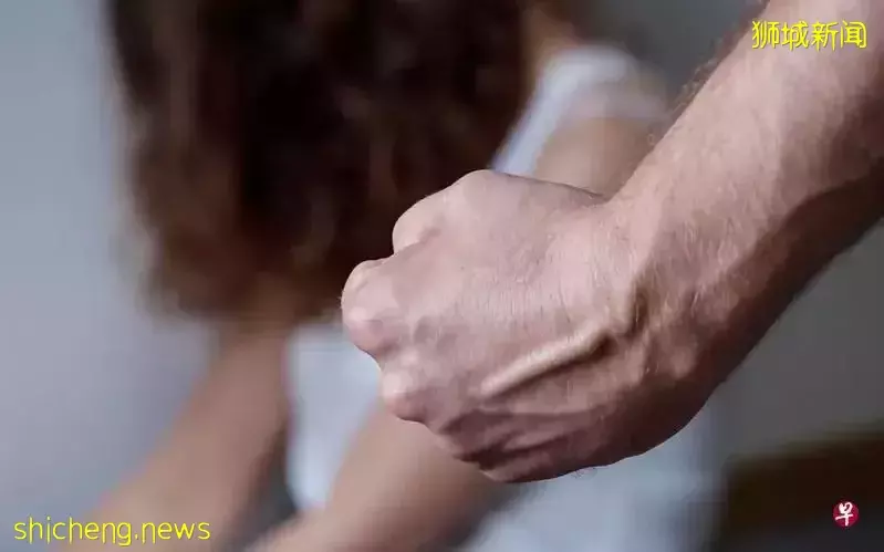 疑母外遇,长子打母幼子护母兄弟扭打,母拉架被推头撞墙死