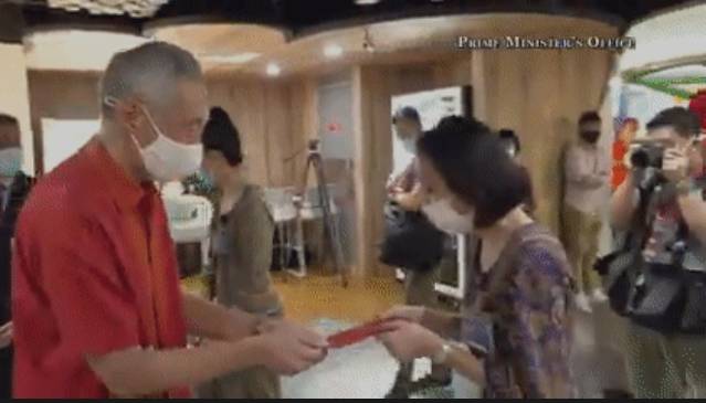 新加坡第一網紅過年忙啥呢?秀恩愛?發紅包?還是玩自拍